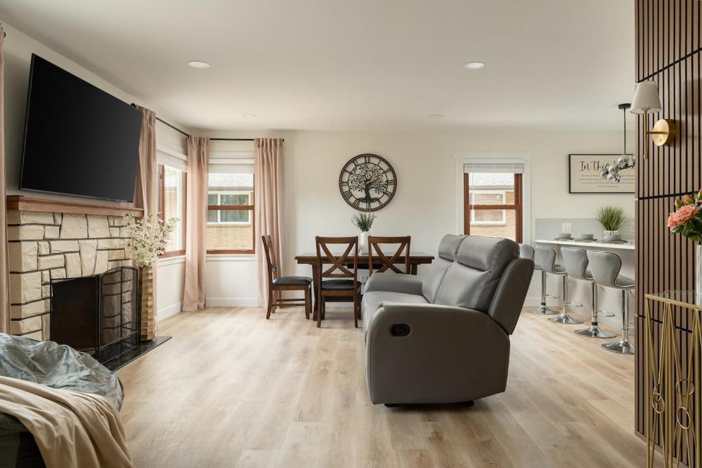 un soggiorno con un divano e un tavolo di Modern Nest - Cozy & Free Parking a Edgewood
