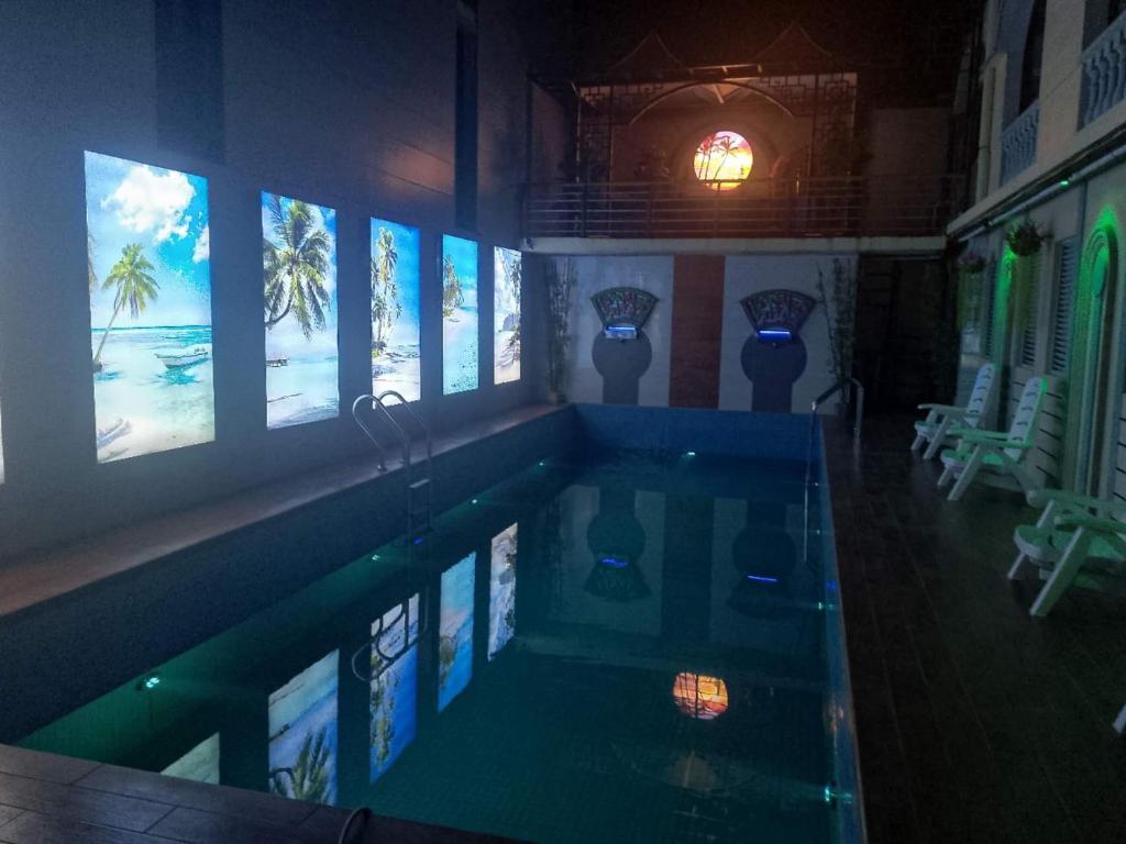 Bazén v ubytování Baoly Clark Residence nebo v jeho okolí