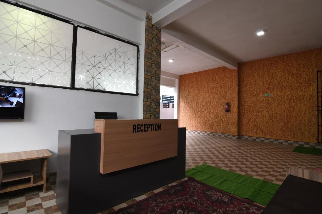 ブバネーシュワルにあるHotel O Cosmopolis Bhubaneswar Formerly Luxury Stayの建物内の受付のあるロビー