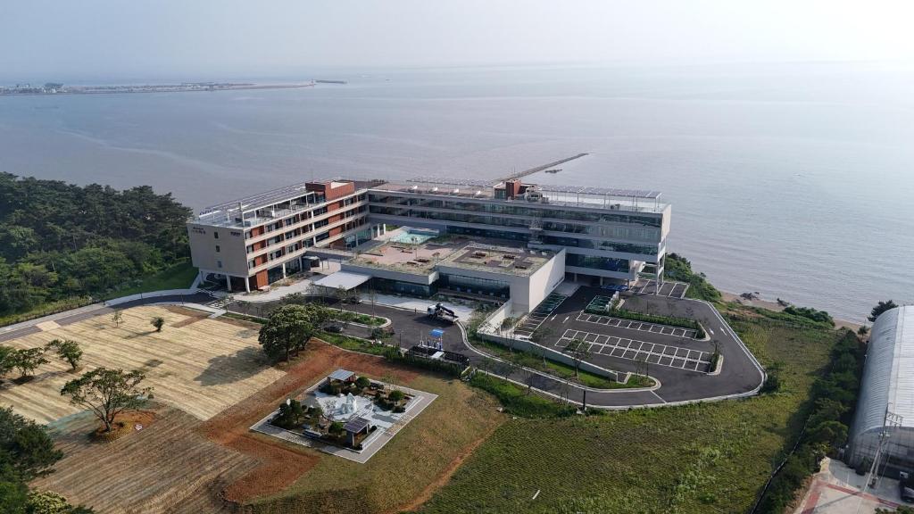 an overhead view of a building next to the water at Seohaemaroo Youthhostel in Hwaseong