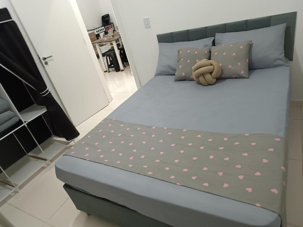 ein Bett mit Polka-Punkten darauf in einem Schlafzimmer in der Unterkunft Casa completa em Matinhos aceita pets com Wi Fi, estacionamento e ótima localização in Matinhos