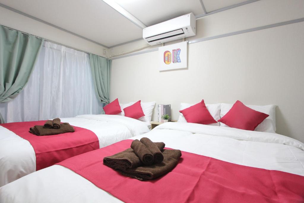 two beds in a room with towels on them at HOTEL LUANA in IKEBUKURO HIGASHINAGASAKI in Tokyo