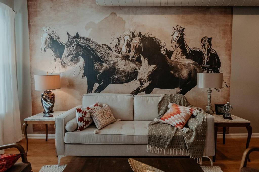 Χώρος καθιστικού στο Stylish City Condo Near Top Restos & Nightlife