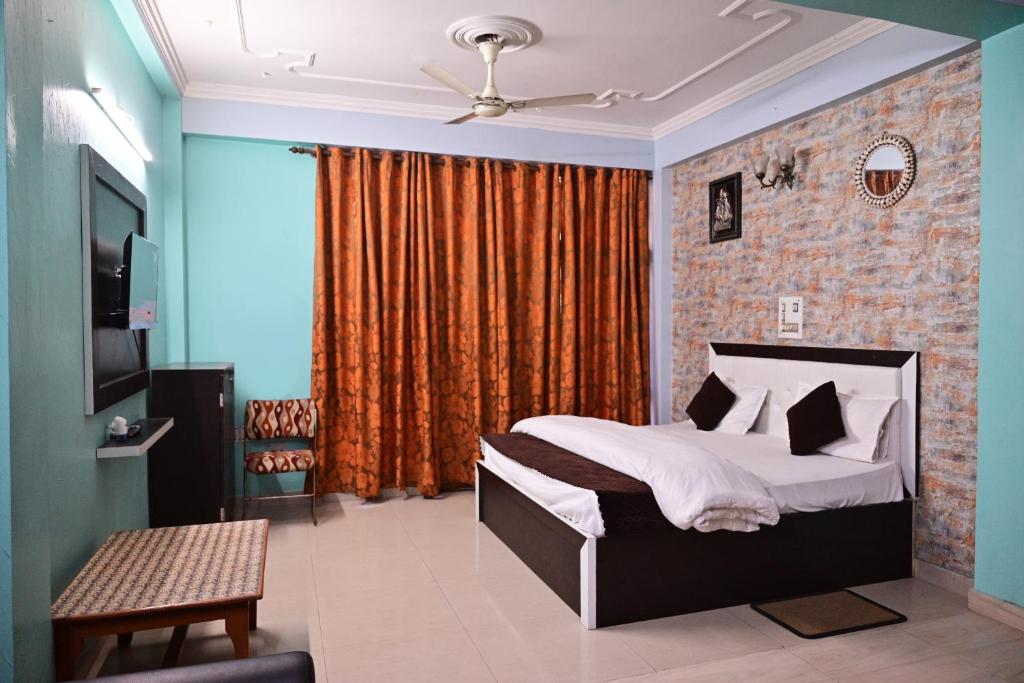 una camera da letto con un letto e una grande finestra di Shivaytan a Varanasi