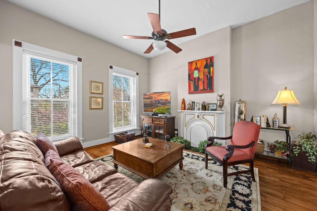 Posezení v ubytování Family-Friendly 2 Unit Retreat in Louisville