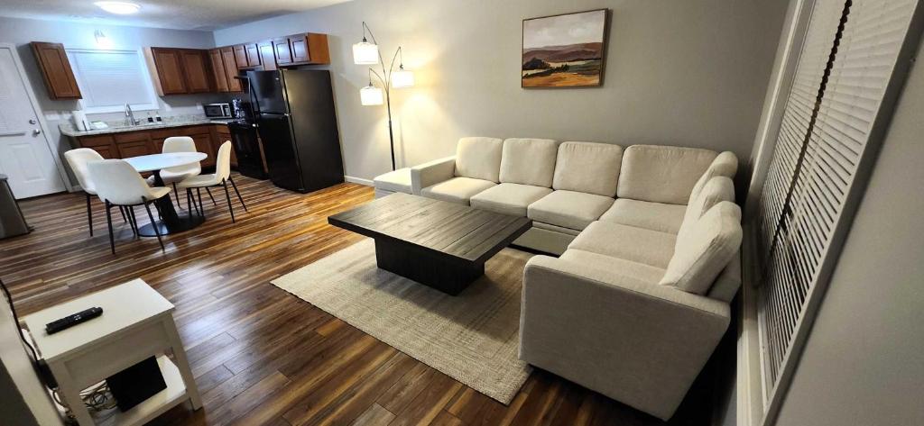 una sala de estar con un sofá y una mesa en Quiet and Comfortable 2 BD Duplex, en Salem