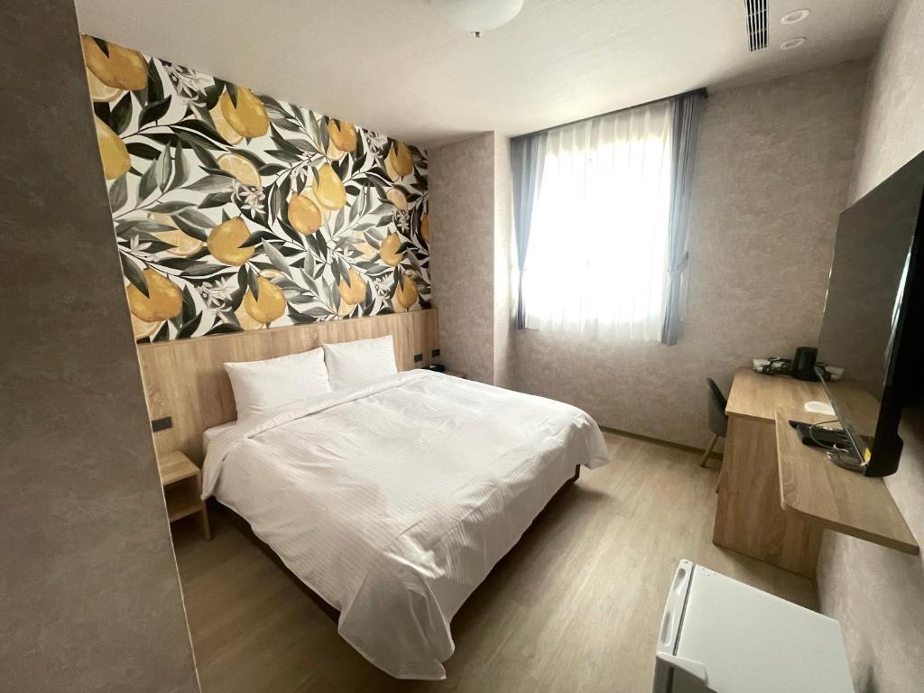 a bedroom with a white bed and a large window at 星雨行館-逢甲洲際館 in Taichung