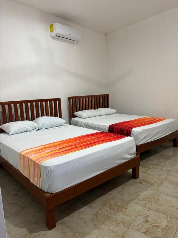 ティシミンにあるDepartamento AF 1の部屋に並んで置かれた2つのベッド