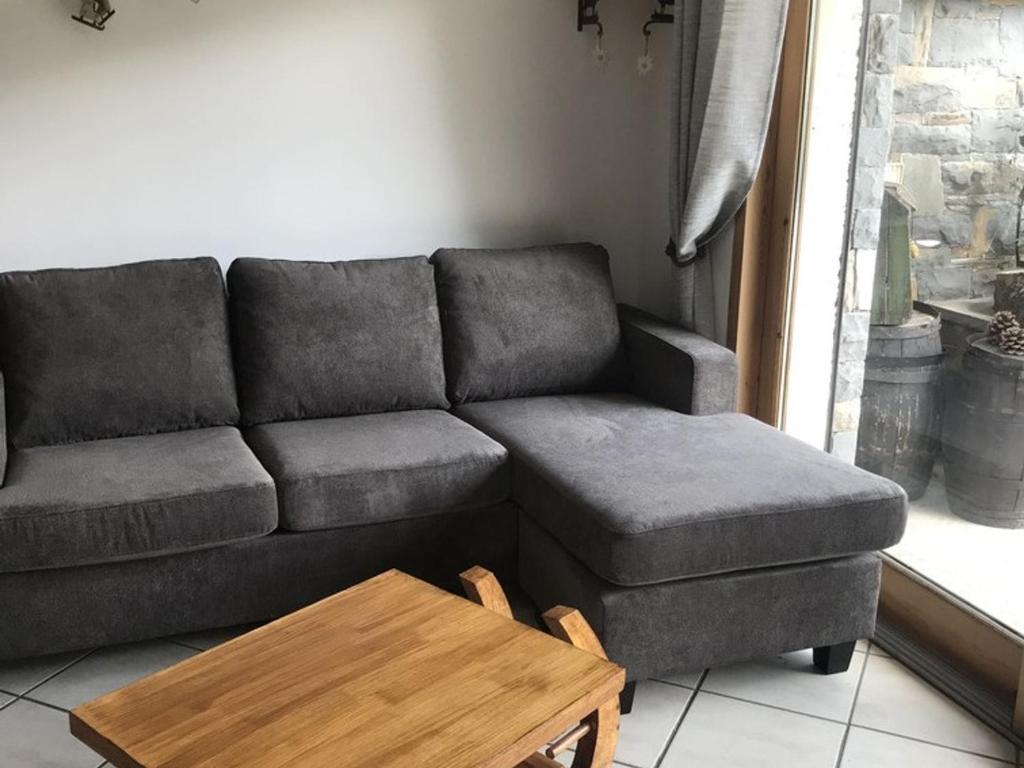 ein Sofa und einen Couchtisch im Wohnzimmer in der Unterkunft Appartement chaleureux 4 pièces, 5 pers, parking - FR-1-676-239 in Châtel