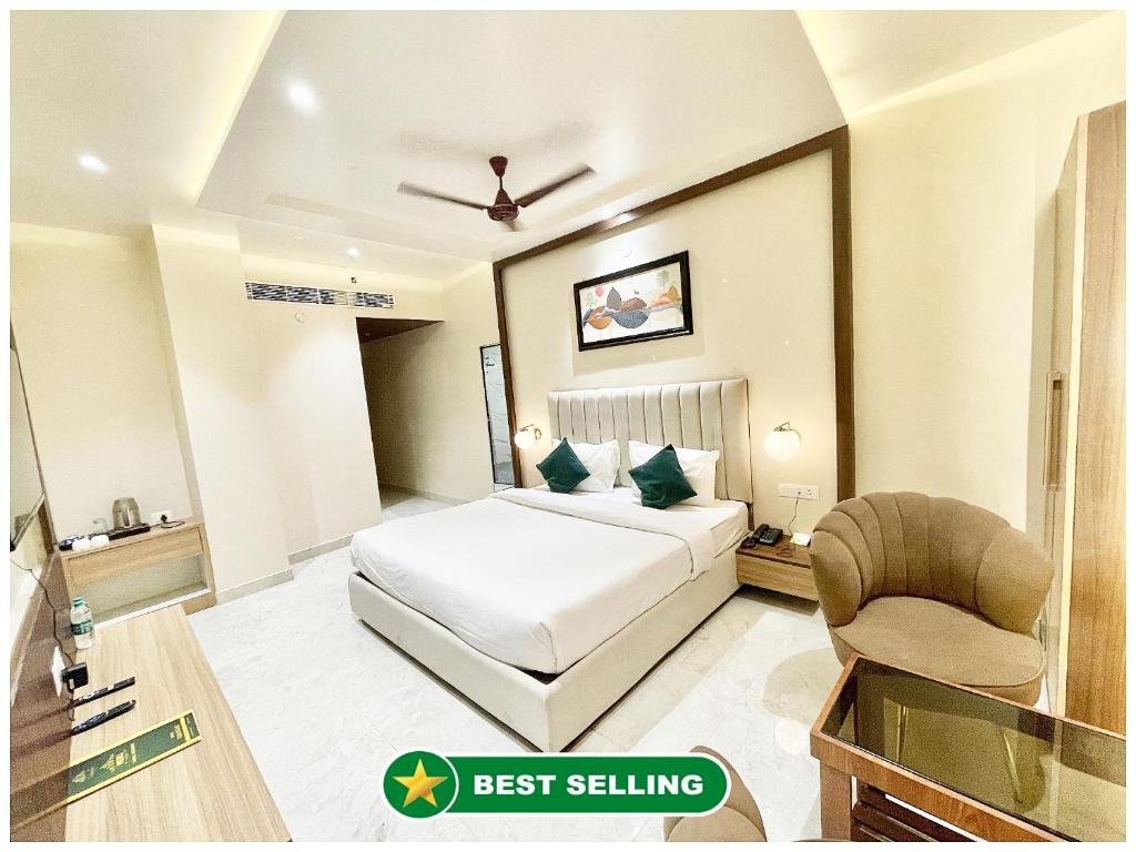 Ένα ή περισσότερα κρεβάτια σε δωμάτιο στο Hotel Jeeva Varanasi Vedagam Inn Near Kashi Vishwanath Temple- Dashashwamedh Ghat Ganga Arti - Free Wi-Fi- Parking - Lift and Restaurant - Fully Air Conditioning Luxuary Rooms- Best Family Stay Luxuary Hotel