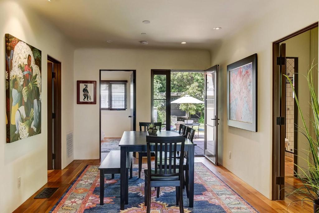 een eetkamer met een zwarte tafel en stoelen bij West Beach Villa 5 & 6 in Santa Barbara