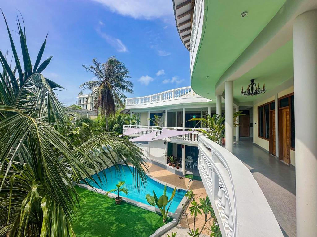 een luchtfoto van een huis met een zwembad bij Wish Maamigili in Maamigili