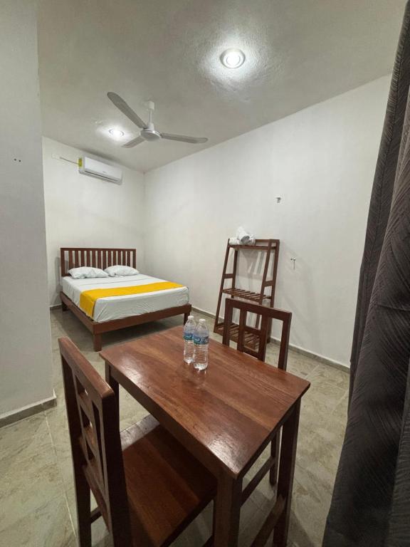 a room with a bed and a table and chairs at Departamento AF 11 in Tizimín