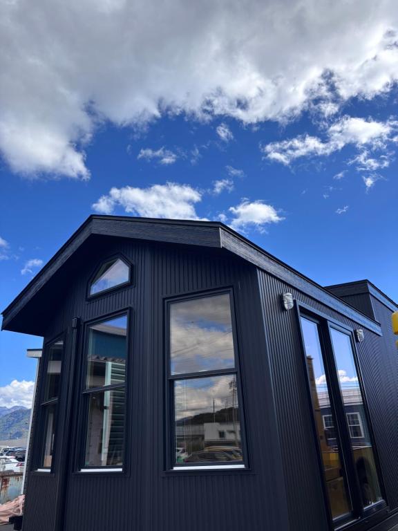 Το κτήριο όπου στεγάζεται  το διαμέρισμα