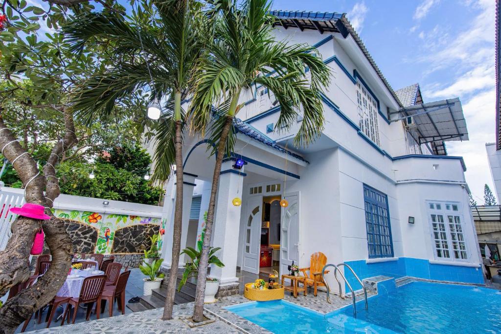 eine Villa mit Swimmingpool und Palmen in der Unterkunft Villa Hồ Bơi Vũng Tàu Đi Bộ Ra Biển - Gần Tháp Tam Thắng - Amy 7 in Vũng Tàu