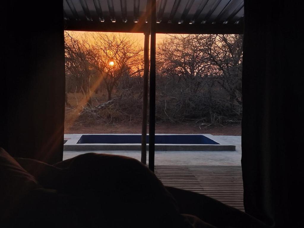 Päikesetõus või päikeseloojang puhkemaja juurest või lähedalt vaadatuna