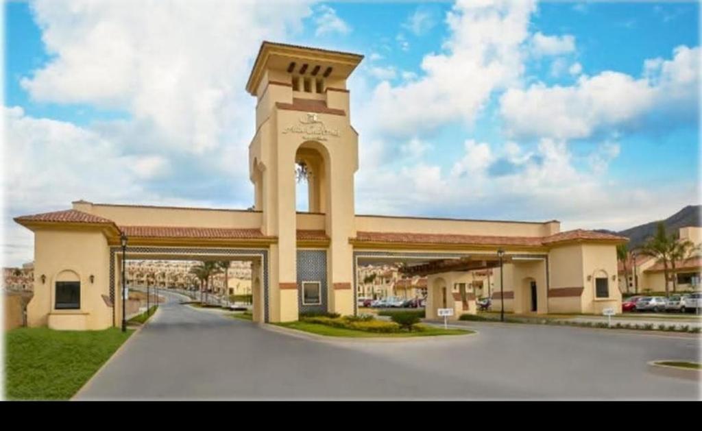 une grande station-service avec un grand bâtiment dans l'établissement Habitación Alta California con Alberca y Coto privado, à Tlajomulco de Zúñiga