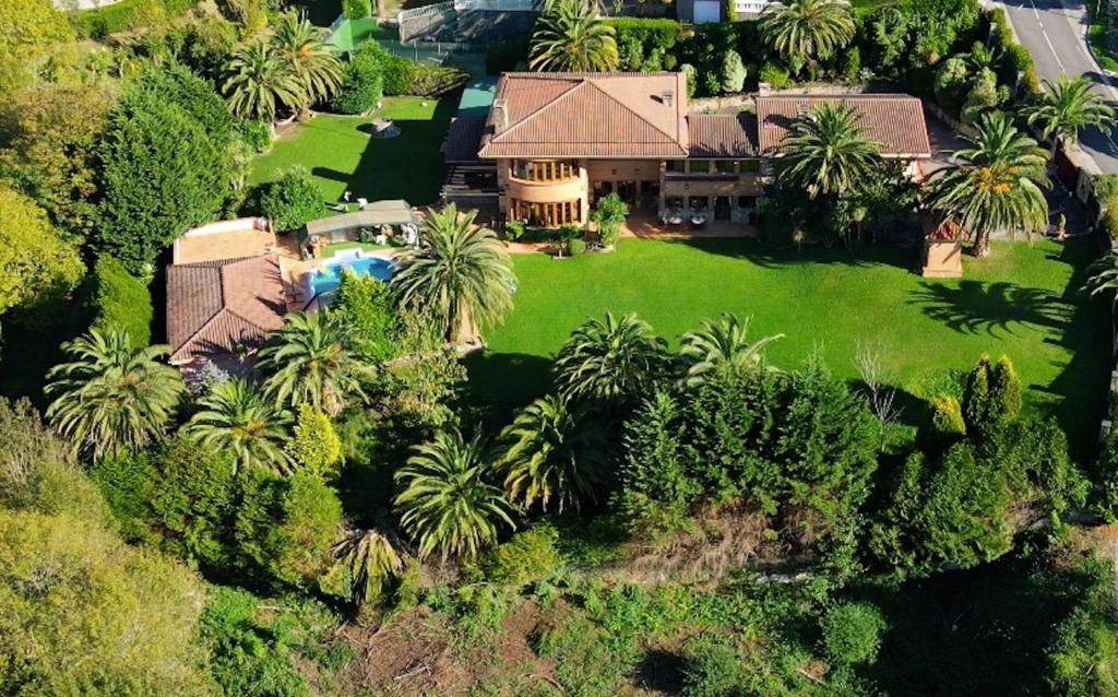 una vista aérea de una casa con patio en Basque Palace, Mansion con Jardín, Barbacoa, Gimnasio, Piscina, Sauna, en Mungia
