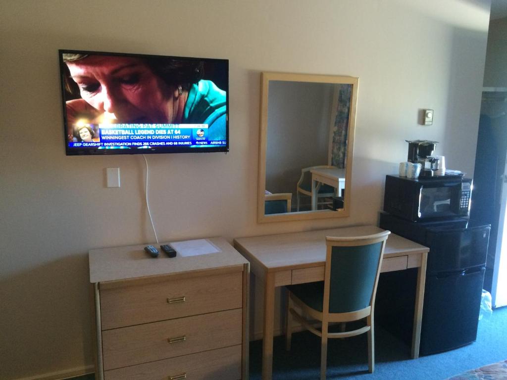 TV a/nebo společenská místnost v ubytování Rider's Inn