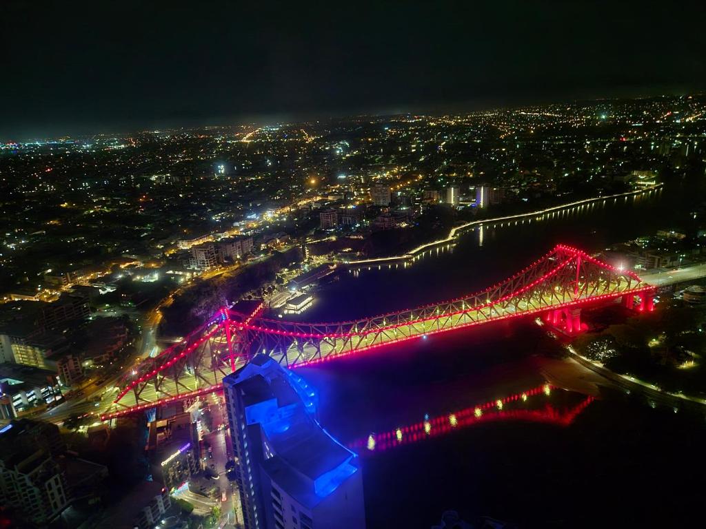 una vista aerea di un ponte di notte di Arabian Nights-Level 60-Meriton Suites- Free Parking a Brisbane