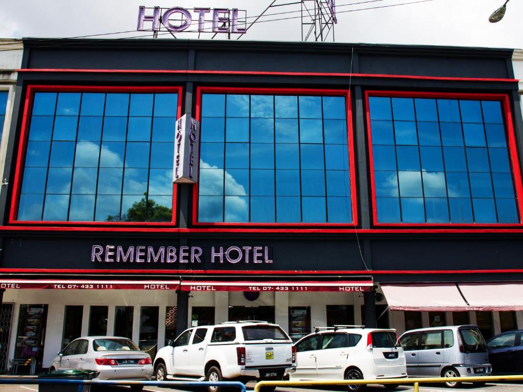 un hotel con coches aparcados delante en Remember Hotel Batu Pahat, en Batu Pahat