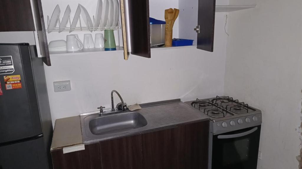 ククタにあるApartaestudio Con Amplio Parqueaderoの小さなキッチン(コンロ、シンク付)