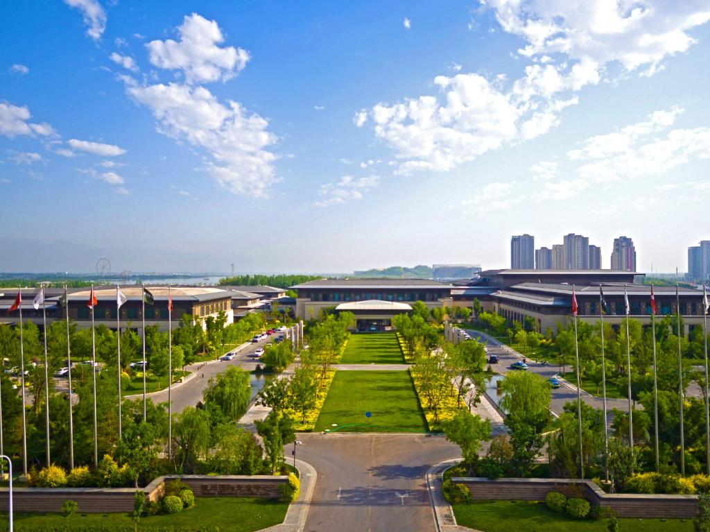 una vista aérea de un parque con edificios y árboles en Primus Hotel Yinchuan, en Yinchuan