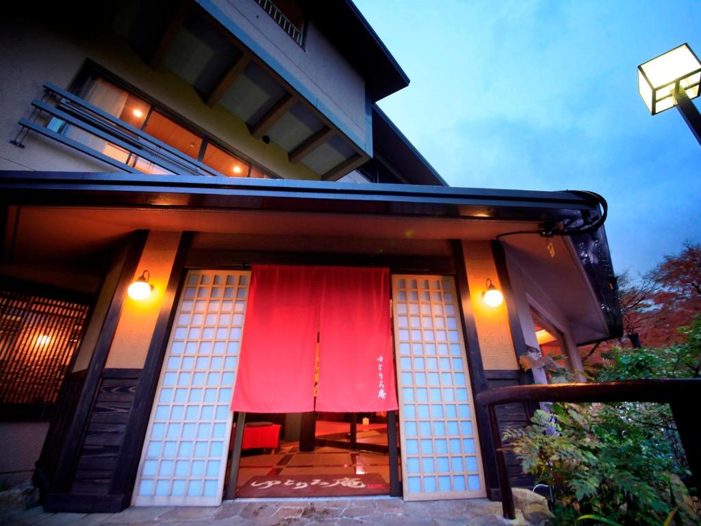 una cortina roja en la parte delantera de un edificio en Yutorelo-an en Hakone