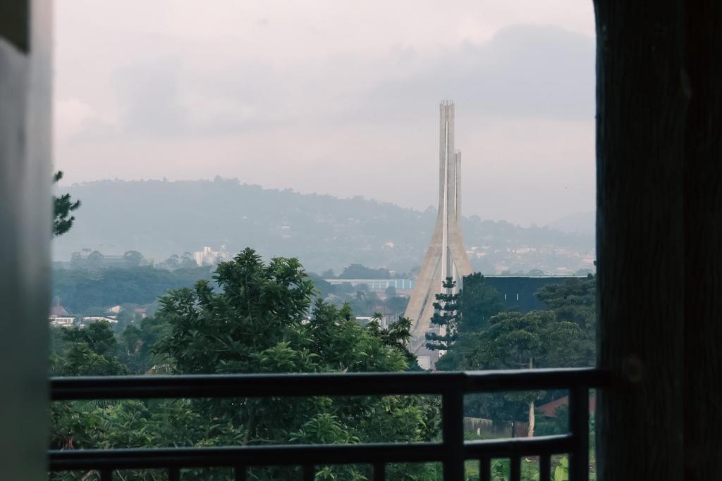 ein Blick auf eine Hängebrücke aus einem Fenster in der Unterkunft Nile Bridge Cottages in Jinja