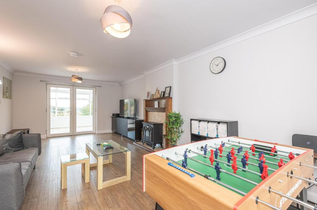 Sala de juegos en Cozy 4BR Walk To Huddersfield Hospital Game Wifi