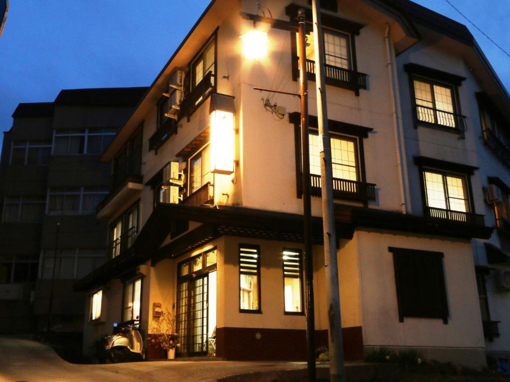 um edifício com uma luz de rua em frente em Chouchinya em Nozawa Onsen