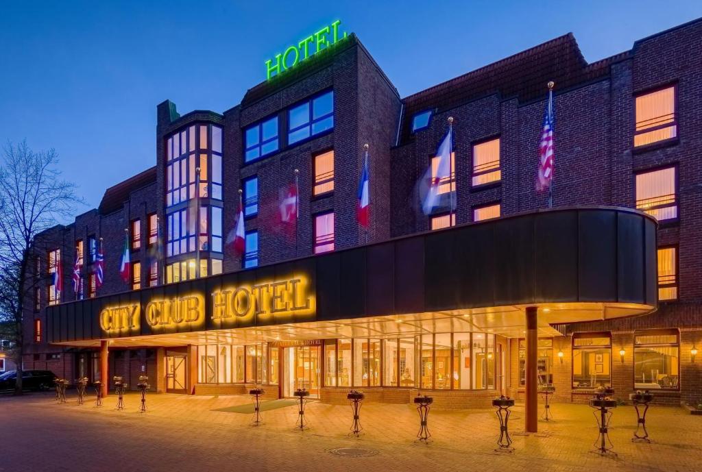 オルデンブルクにあるAspire Oldenburg, Trademark Collection by Wyndhamの一端のホテルを読み取る看板のある建物