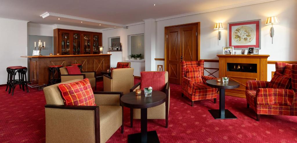 バート・ローテンフェルデにあるKurhotel Drei Birkenのホテルのロビー(椅子、テーブル、暖炉付)