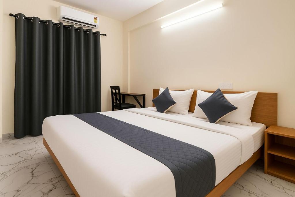 Ένα ή περισσότερα κρεβάτια σε δωμάτιο στο Tarini Comforts SGR Dental College Road Marathahalli