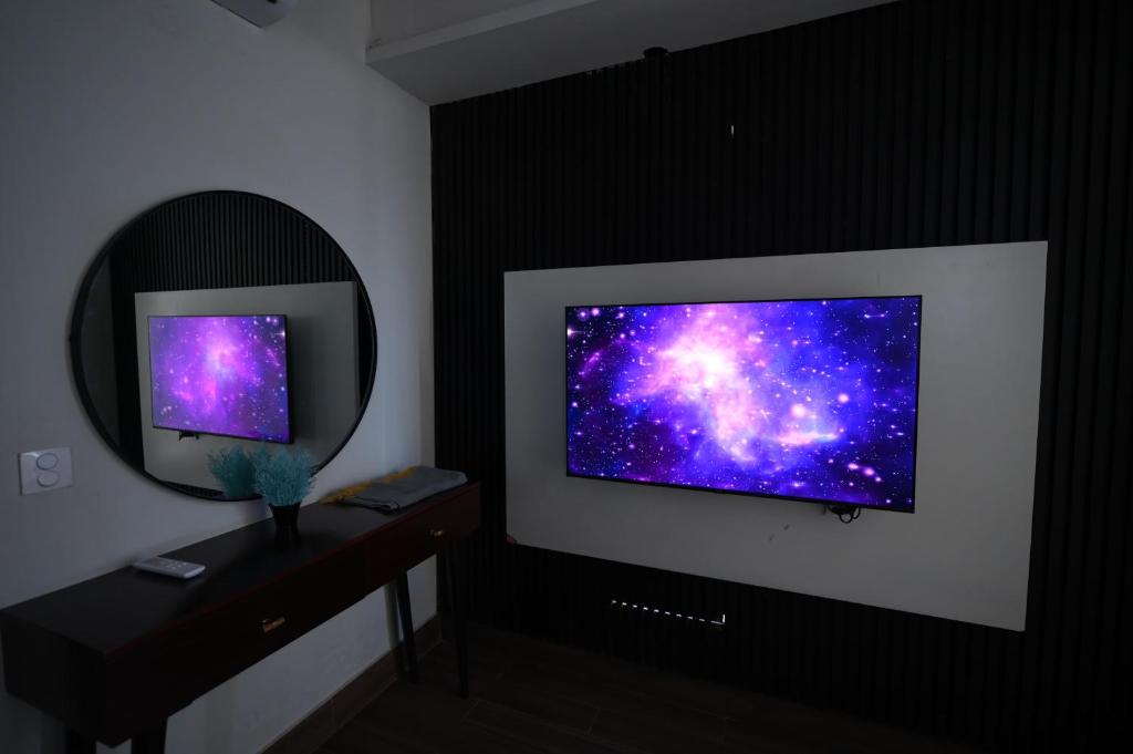 TV a/nebo společenská místnost v ubytování De Elevè 02'- Designer 1 Bed Luxury Apartment