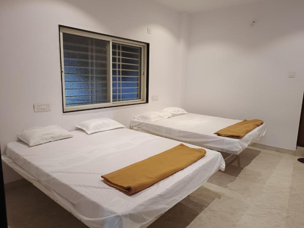 Postel nebo postele na pokoji v ubytování Laxmi Residency