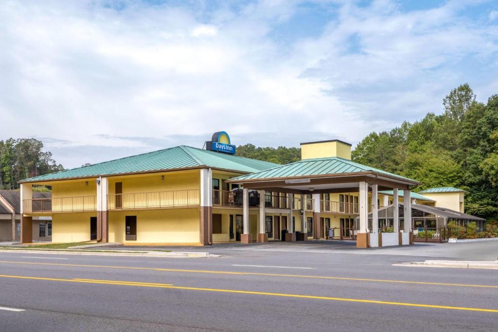 a hotel building with a sign on top of it at Days Inn by Wyndham Murphy in Murphy