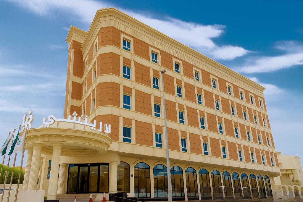 un grand bâtiment avec un bâtiment rond dans l'établissement La Richy Jeddah, à Djeddah