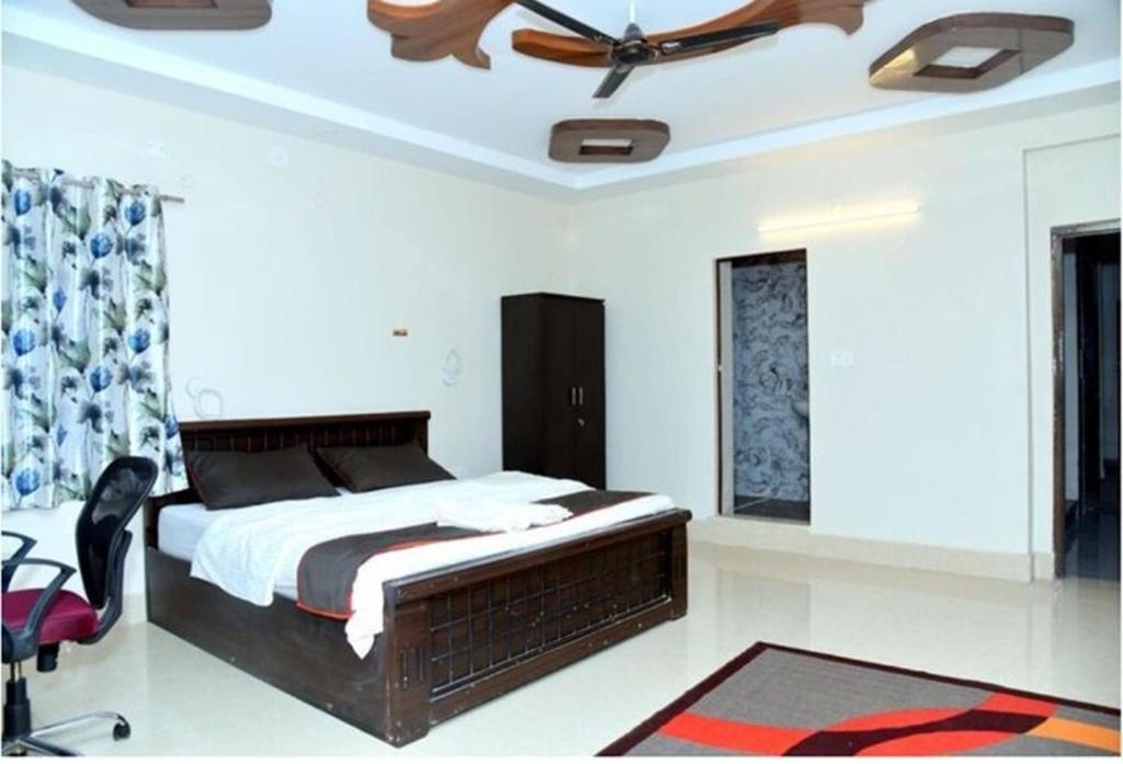 Postel nebo postele na pokoji v ubytování Townhouse Oak Tirupati Formerly Sky Towers