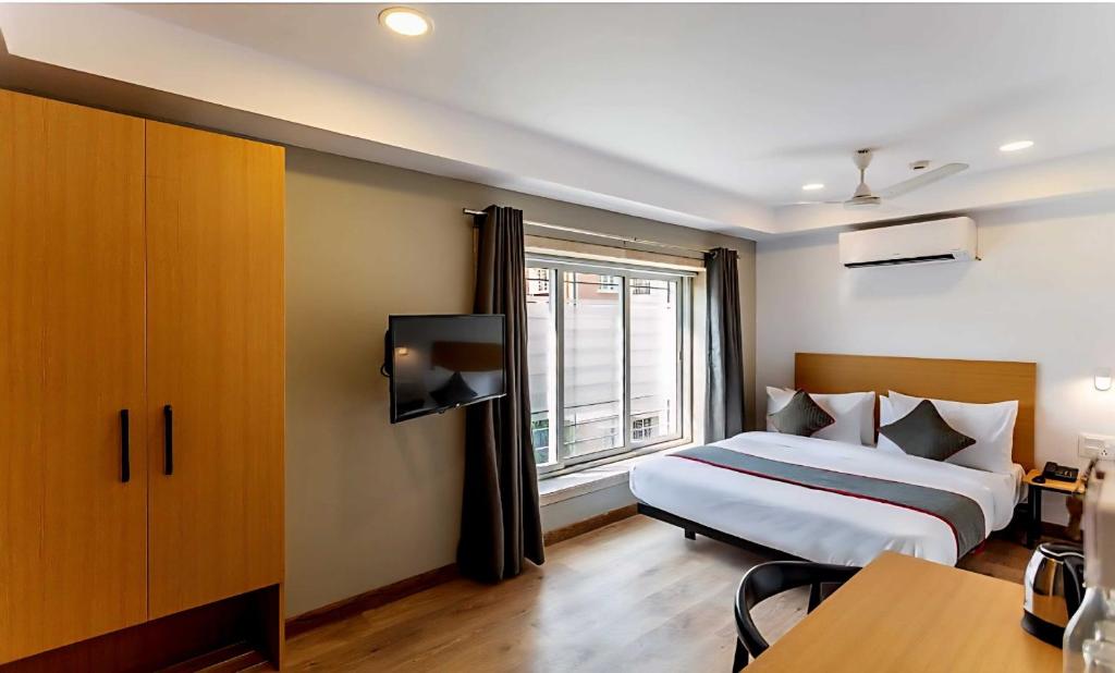 Ένα ή περισσότερα κρεβάτια σε δωμάτιο στο Hotel O Shalimar Railway Station Formerly Samrat Palace