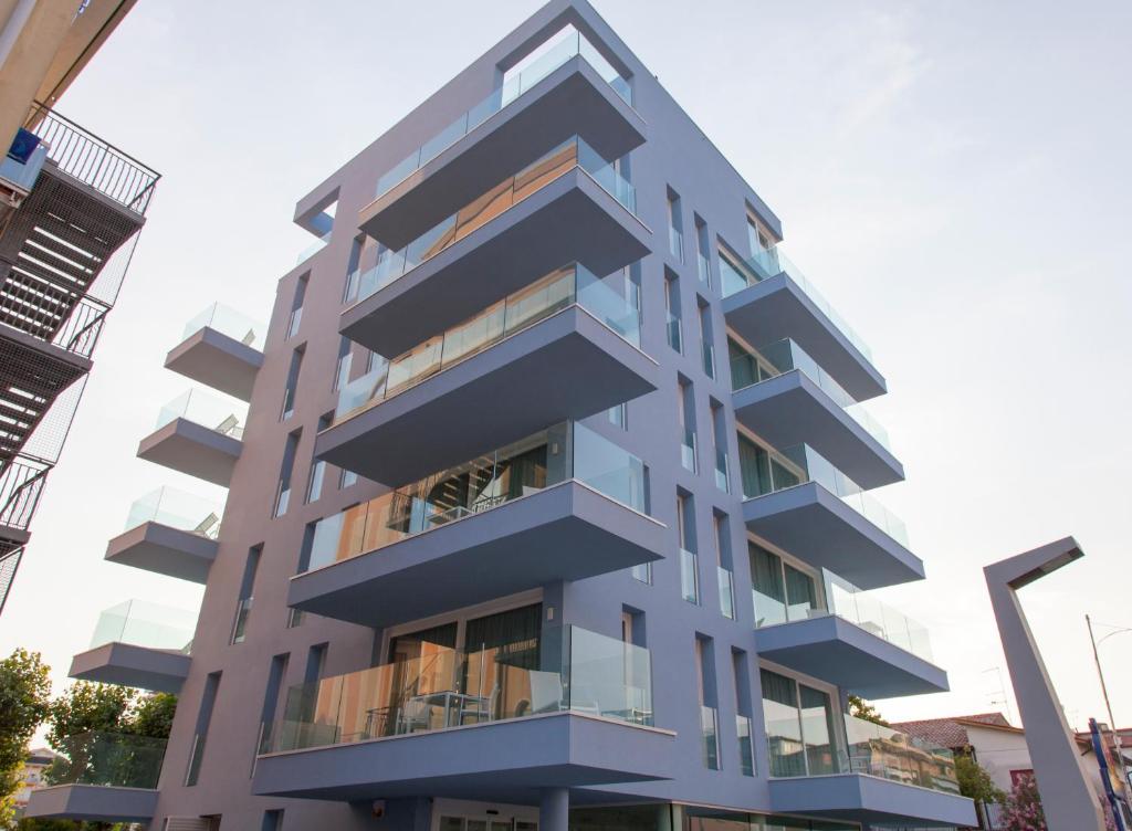 un edificio con balcones en un lateral en Residence Panama, en Lido di Jesolo