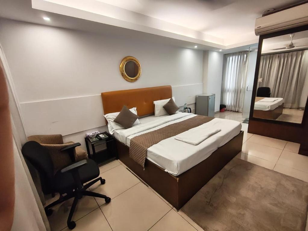 Postel nebo postele na pokoji v ubytování Stay Residency - Green Park Metro Gate 1