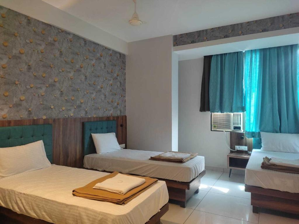 Postel nebo postele na pokoji v ubytování Hotel O Jagruti Nagar Ghatkopar Formerly Icy Cool