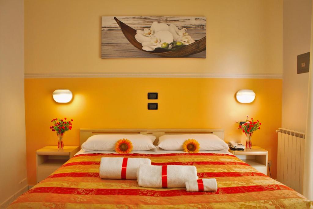1 dormitorio con 1 cama con 2 almohadas en Hotel Monica, en Chianciano Terme