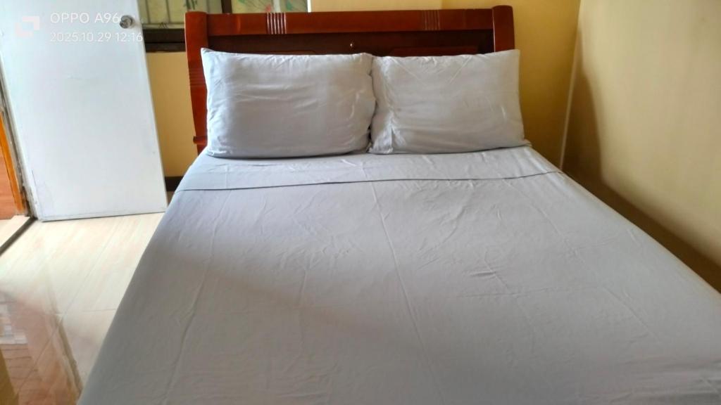 En eller flere senge i et værelse på Roswood Baguio Transient Home