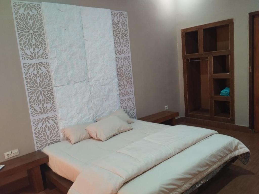 Una cama con dos almohadas encima en una habitación. en Senaru Lodge, en Senaru