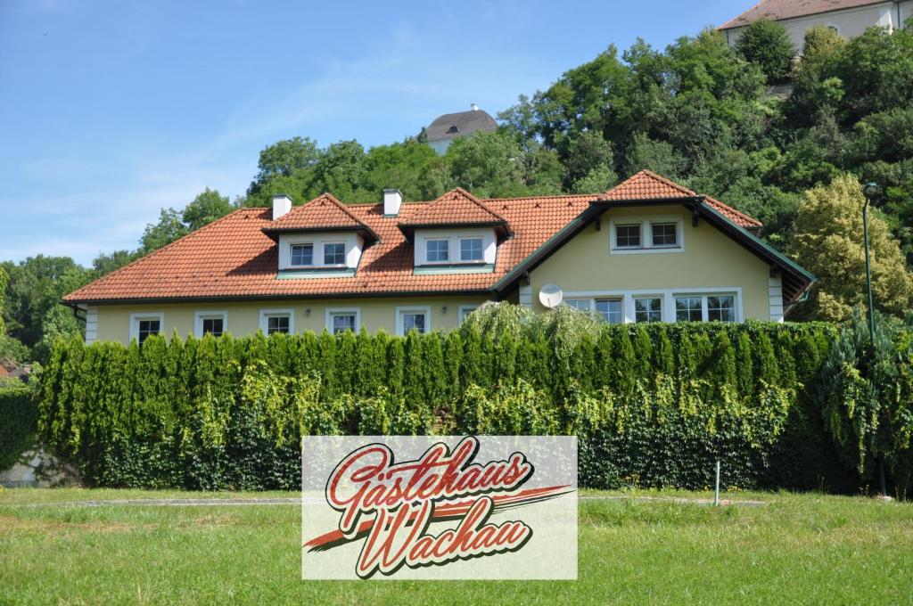 uma casa com um sinal em frente em Gästehaus Wachau em Leiben