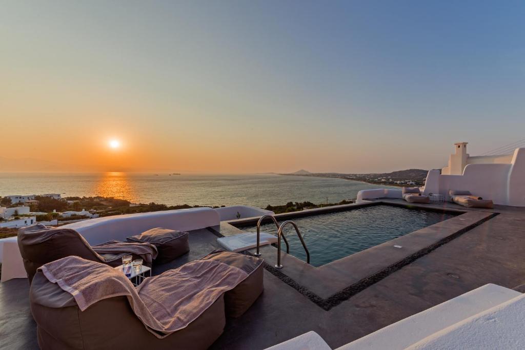 ナクソス・コラにあるVenti Villa Naxosのプール(椅子付)が備わり、夕日を眺めることができます。