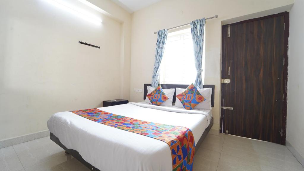 Un dormitorio con una cama grande y una ventana en Nakshatra residency, en Coimbatore