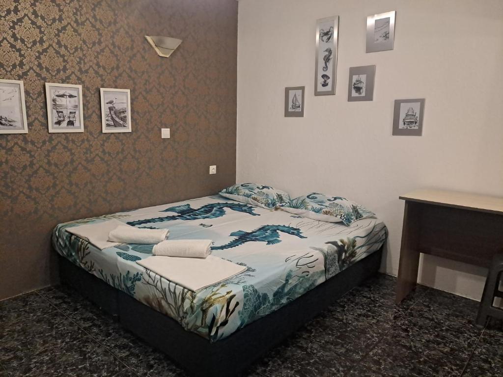 En eller flere senge i et værelse på Бюджетна стая за двама